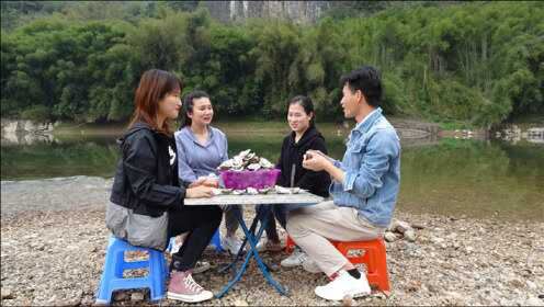 [图]小莫进城美女请吃大餐，三叔因贪吃被美女套路，这下麻烦了