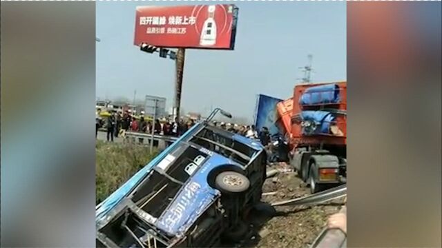 江苏宝应县一大型客车与重型半挂发生碰撞 造成1人死亡 7人受伤