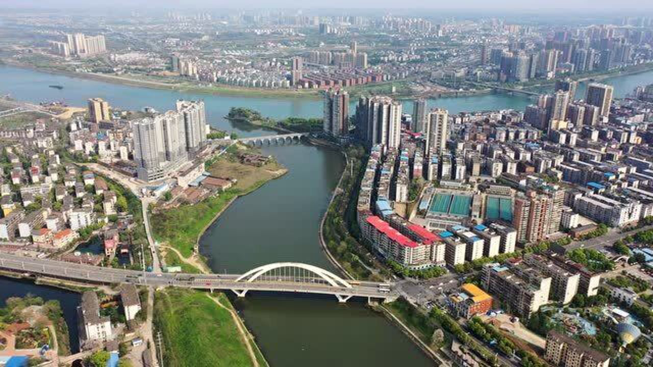 一镜到底航拍衡阳蒸水铜钱渡大桥至石鼓书院段省域副中心城市春光如画