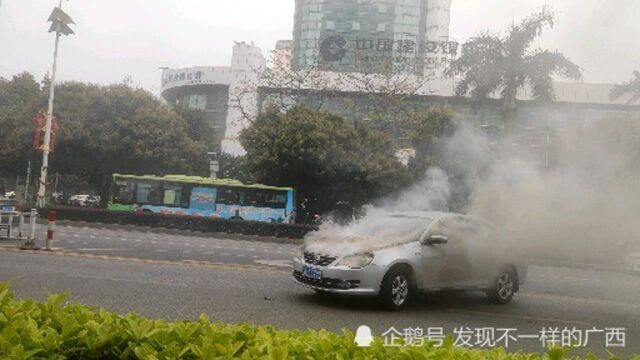 3月25日.北海市北海大道上一辆开着的小汽车突然发生着火