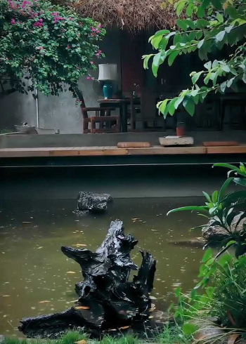 你我暮年,閒坐庭院,雲捲雲舒聽雨聲,星密星稀賞月影,你話往時,我畫