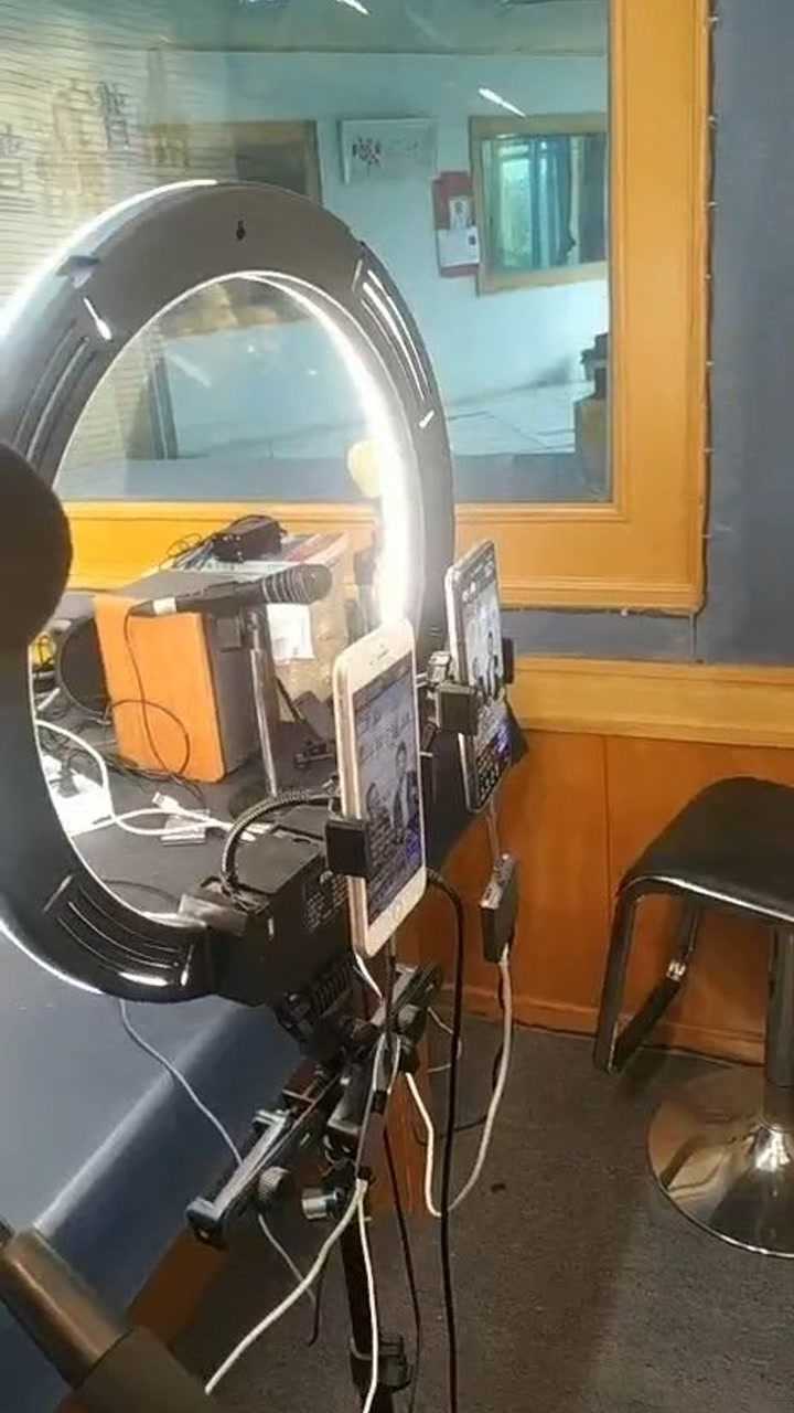手机直播现场录制这工作量还行