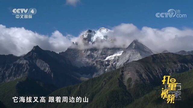 仙乃日、夏诺多吉、央迈勇,三座雪山呈“品”字形排列