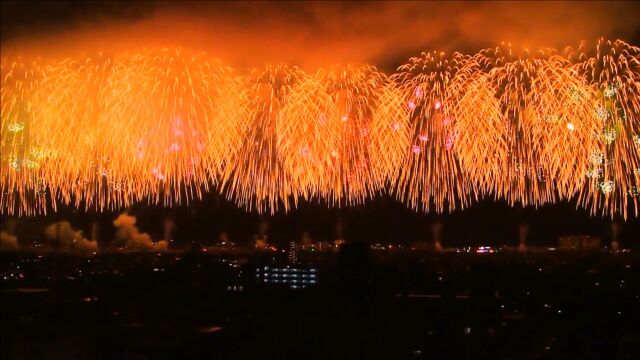 绚丽烟花点亮城市夜空!为美丽烟花点赞!!