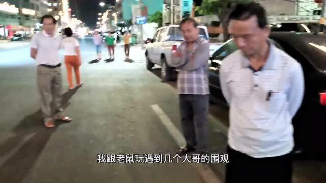 海南旅游:路上遇到一只不怕人的野生老鼠,还很粘人!