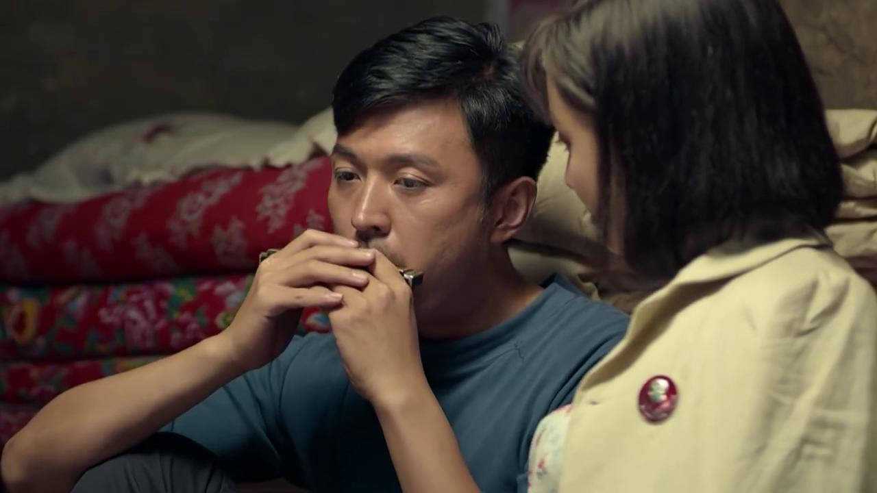 灵与肉:灵均吹口琴被秀芝听出心事,害怕自己的事情波及到秀芝