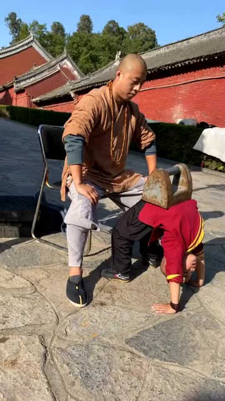 少林寺小和尚是怎么练基本功的,接下来这一幕,真让人揪心!