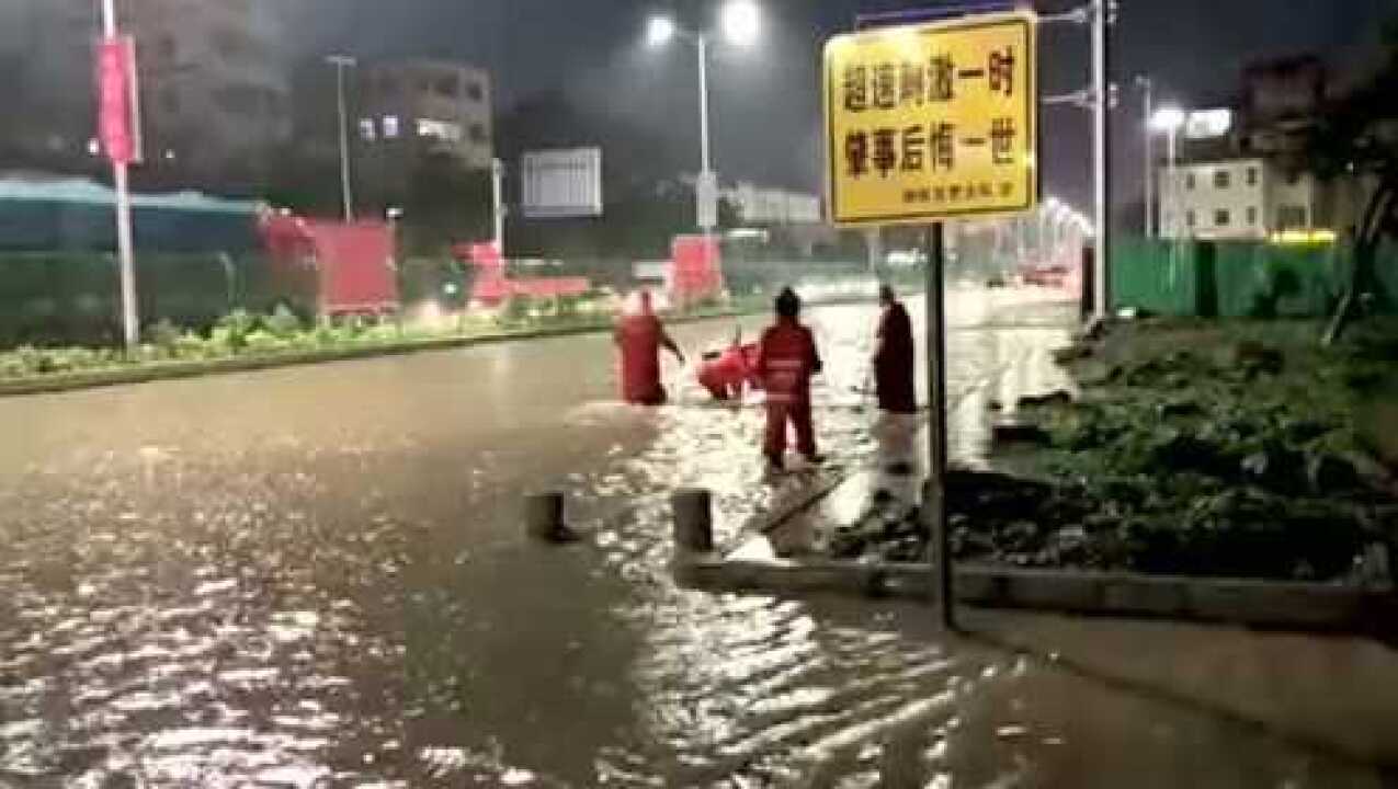 视频|冒雨应急抢险,东莞公路养护人员全力守护市民出行_高清1080P在线观看平台_腾讯视频