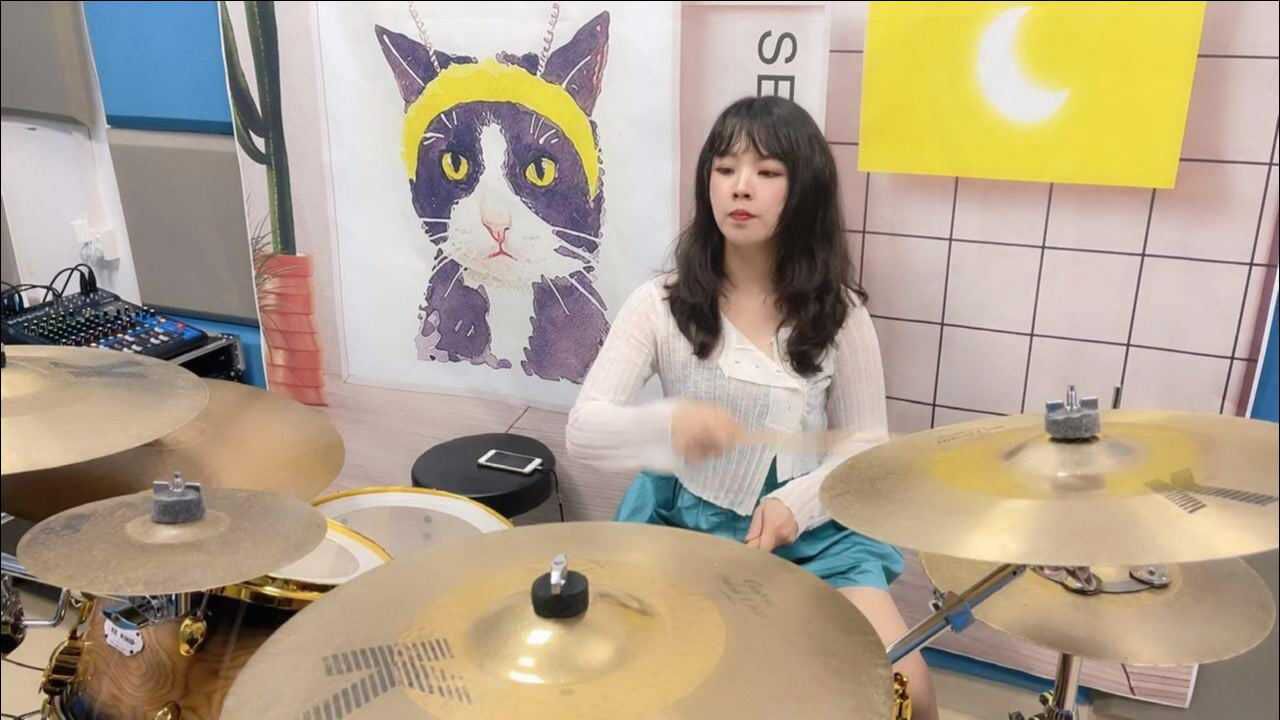 豆豆架子鼓演奏经典粤语歌曲《相逢在雨中》,时隔多年依旧好听!