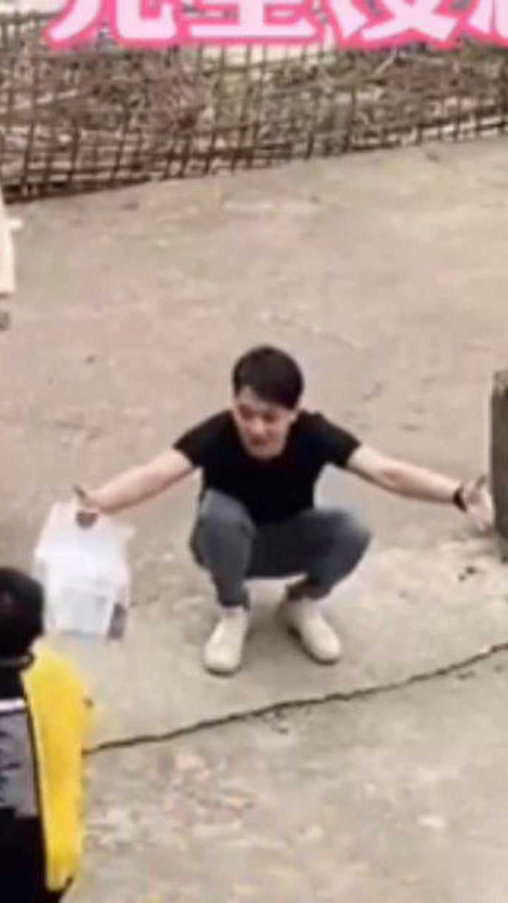 未成年的弟弟第一次见嫂子，哥哥：这个场面完全没想到啊！_高清