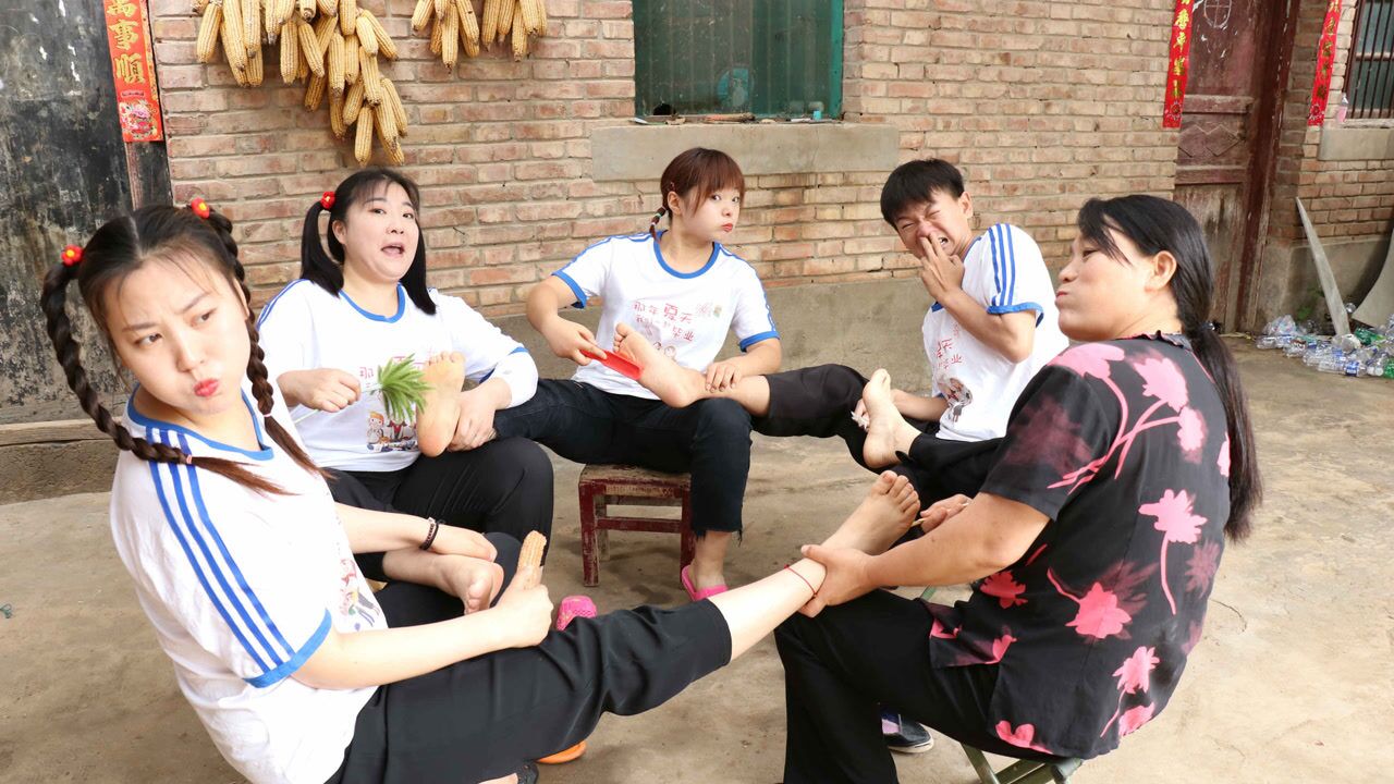 小伙伴们玩“道具挠脚心”，来看看大家的奇葩道具吧！太搞笑了