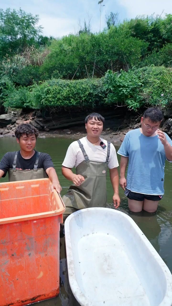 快看大表哥花5000块前包下一个祖传的老鱼塘没想到里面的鱼比塘主还大