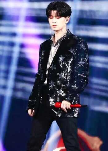 任嘉伦和李菲儿跳舞时,目不斜视,面无表情,就像一个跳舞的机器