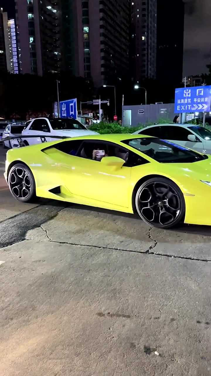 富家公子哥开兰博基尼小牛,带沈大校花喝奶茶,路人都羡慕死了