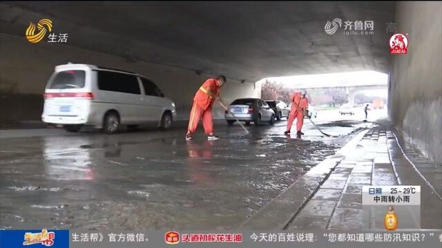 济南降下暴雨,铁路桥下积水严重,抽水机连夜排水保障市民出行