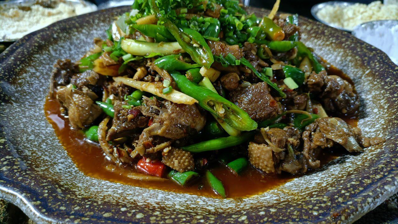 重庆陈师傅教你青椒焖鸭江湖做法下酒又下饭值得收藏