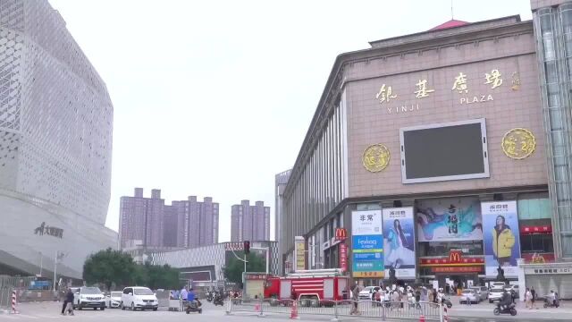 骤雨初歇,郑州市银基广场路面积水消退通行恢复