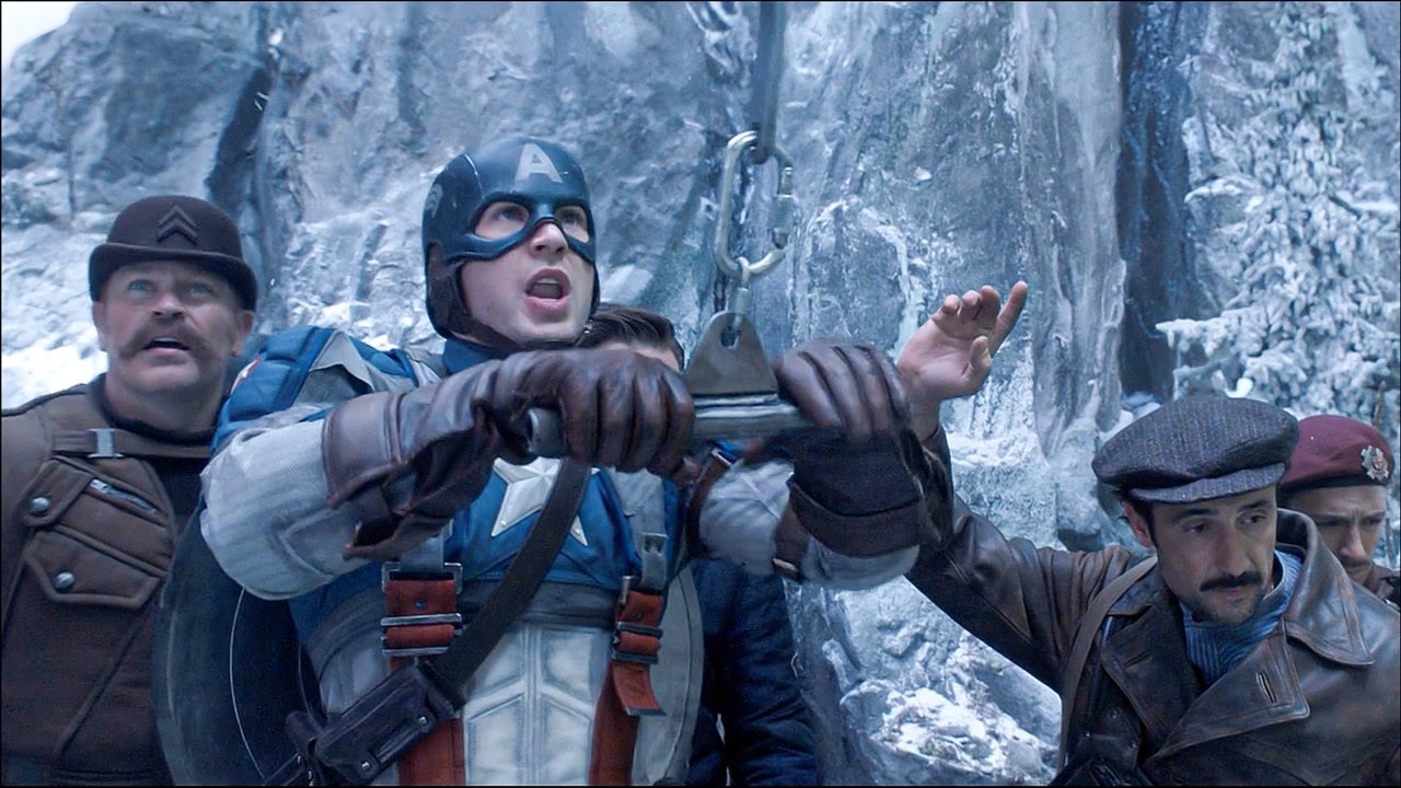 冬日战士巴基在执行任务时不幸坠落悬崖,成为美国队长永远的痛