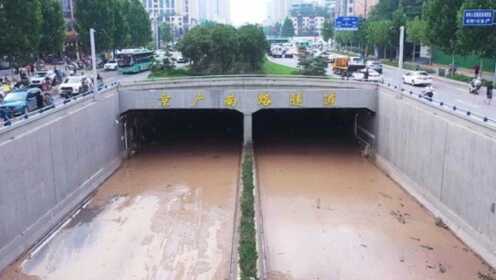 直击郑州暴雨救援丨京广隧道大水亲历者：曾返回隧道救人 晚下车一会人就没了