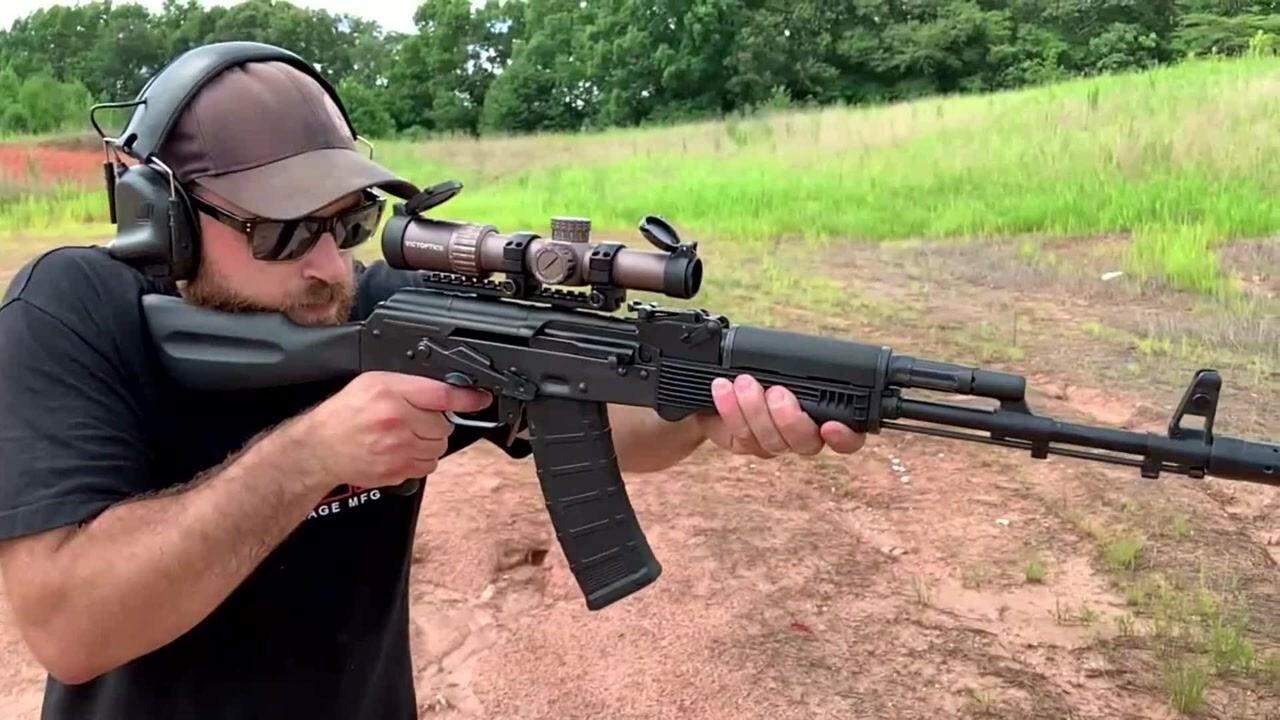 配备瞄准镜的ak74突击步枪这是你的菜吗反正我是爱了