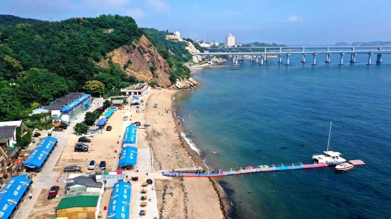 大连金沙滩海滨浴场,位于大连市滨海路西段(介于星海广场和大连森林