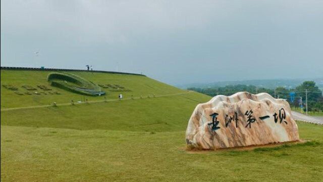 60年历史的湖北洈水大坝自成风景,坝顶成道,是当地百姓休闲乐园