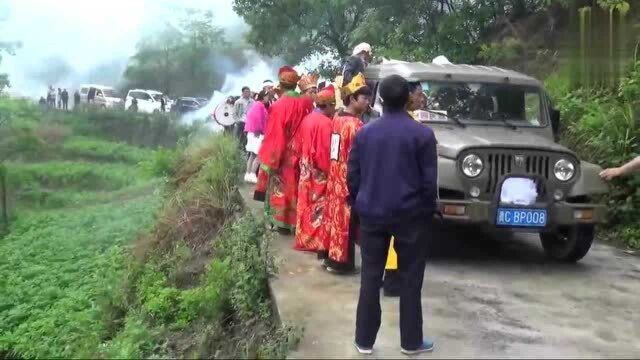 贵州山里有钱人出殡,Jeep当殡车,场面堪比末代皇帝!