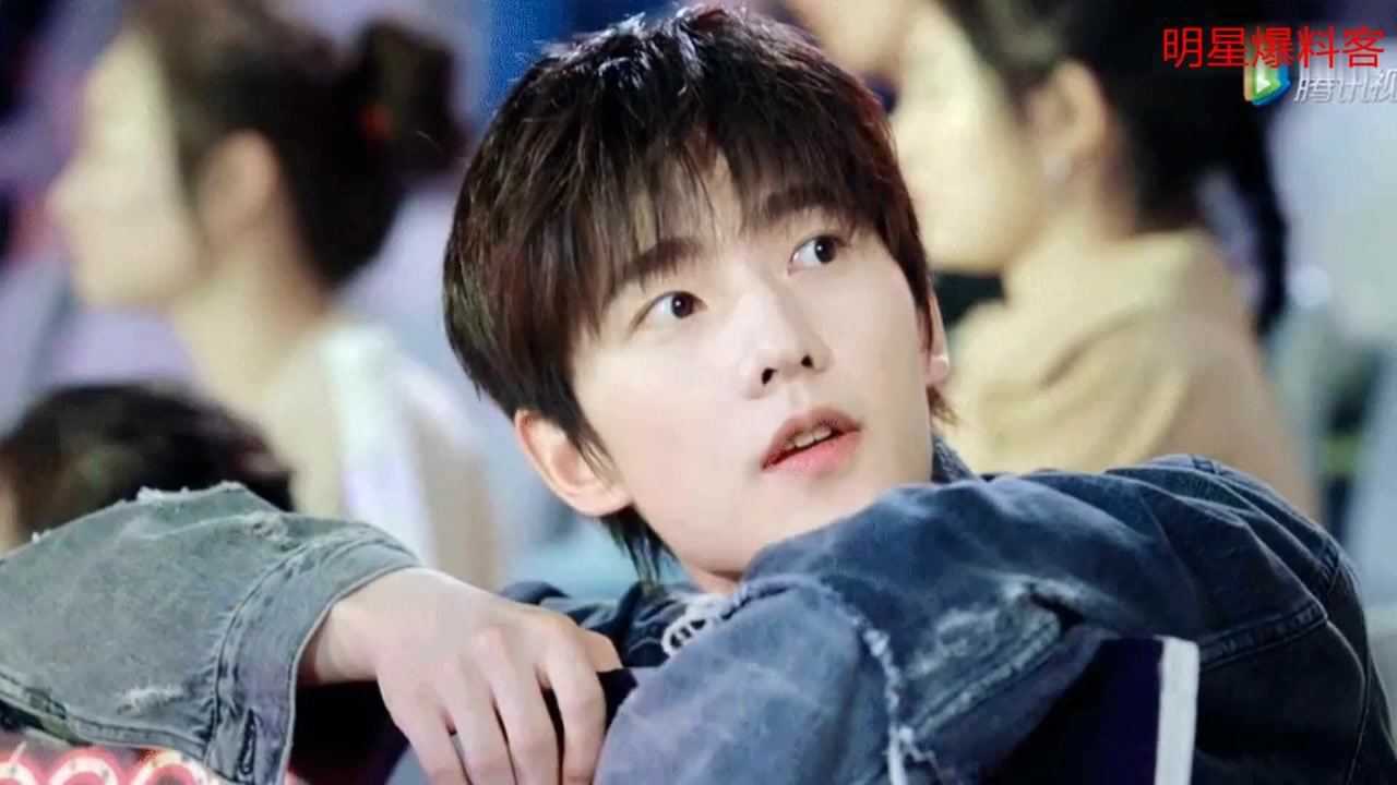 杨洋的牙齿长得好看,所以笑起来很好看