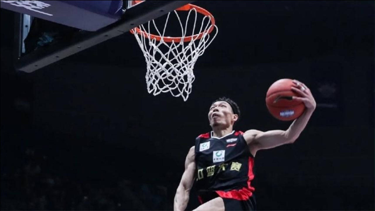 中国扣篮帝有多猛陈登星这记暴力砸扣拉文直接看懵了