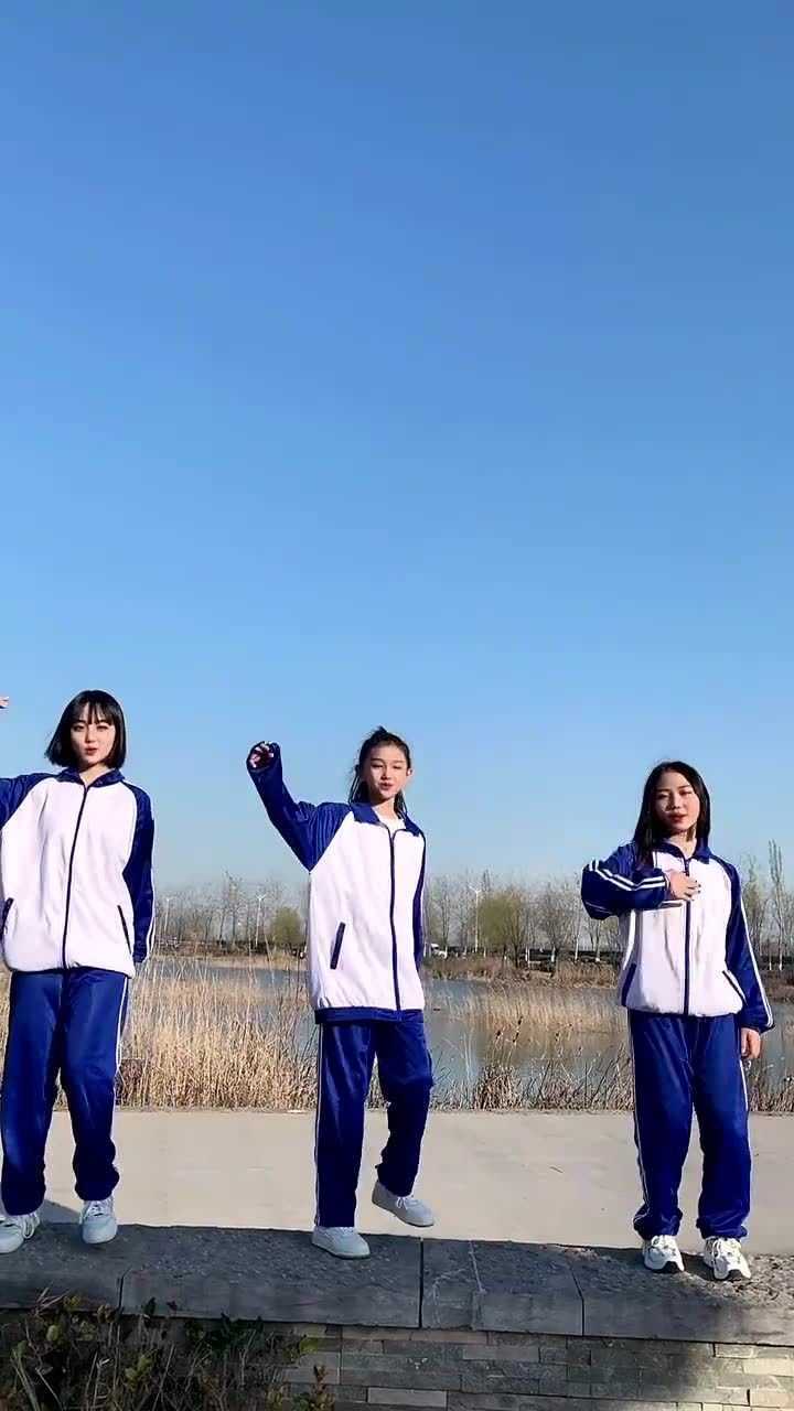宋小睿上初中了穿校服和同学一起跳舞优秀的人到哪都优秀