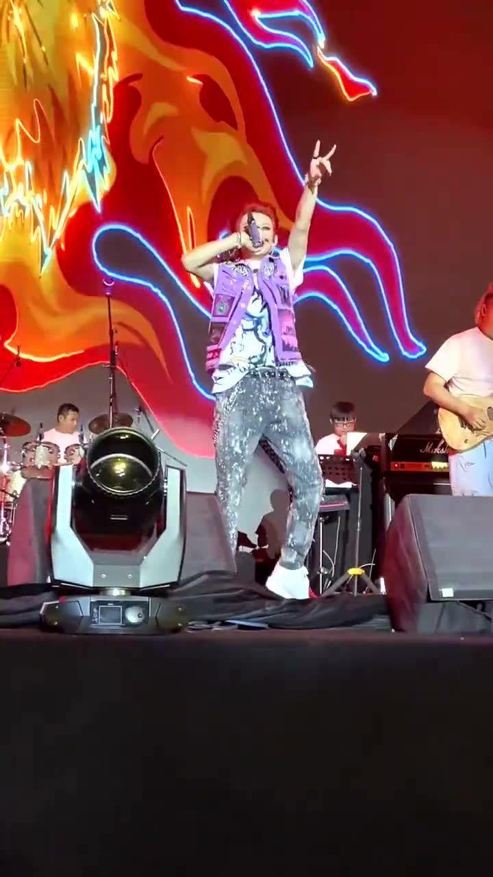 什么鬼?小鬼王琳凯音乐节表演惹争议,全身抽搐翻白眼吓坏网友,请原谅我不懂欣赏_腾讯视频