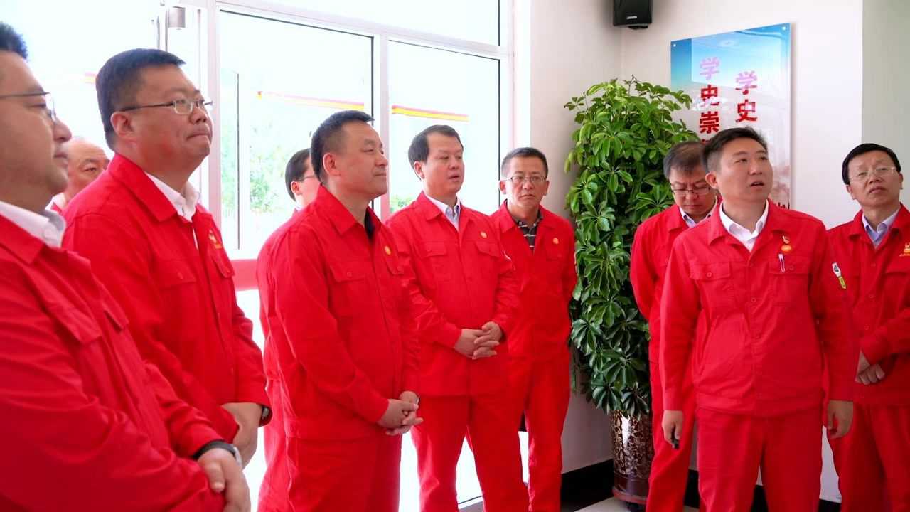 何江川在长庆油田采油八厂调研