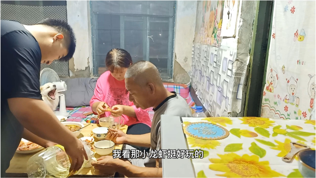 东北爷仨待在家做大餐骨头烩酸菜吃虾喝白酒今天真的开心了