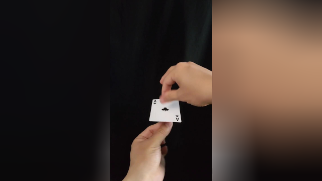 魔术教学:扑克牌瞬间悬浮,全靠魔术师的超快的手,你看懂了吗?