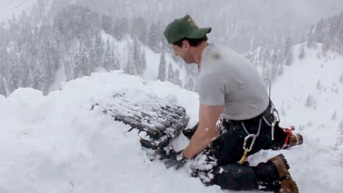 男子在雪山顶端发现一个箱子，用东西砸开后，吃惊的合不拢嘴