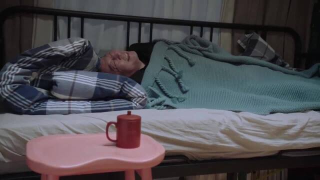 都挺好:苏大强睡着了,还能笑出声来呢,朱丽却因为苏大强没夸明成不