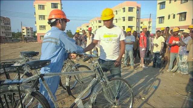 中国人去坦桑尼亚建房子,当地工人不仅能拿到工资,还奖励一辆自行车