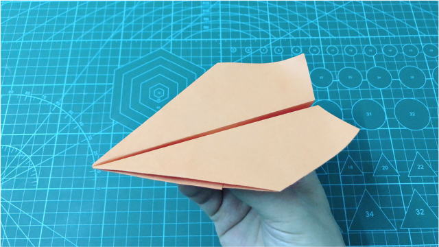 简单几步折个回旋镖纸飞机,扔出去还能飞回来,太厉害了