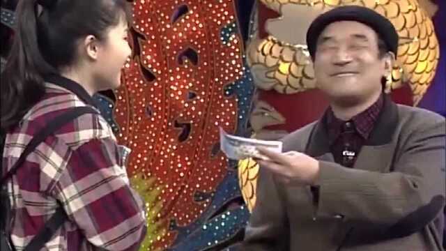 1998年央视春晚:严顺开小品《我在马路边》,看一遍笑一遍