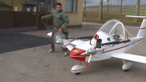 造价10万，却能飞到4600米高空，世界最小飞机安全吗？