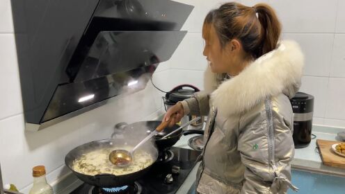 今天忙得太晚了，媳妇晚上做一锅酸菜汤面条，热乎乎地吃着真暖和