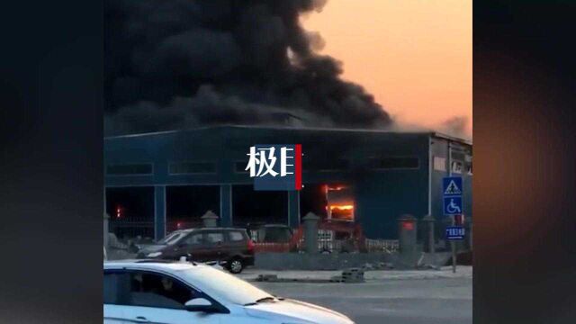 【视频】广西柳州一工业园厂房失火,消防:无人员伤亡