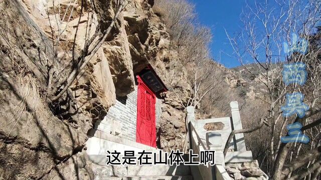 山西北部大山里,发现千年狐仙洞,里面竟住着一个女人和2只狐狸