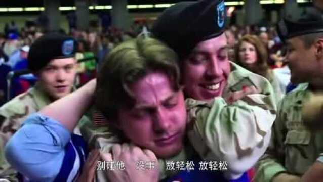 中场战事:士兵用看似亲密的举动,正在要少年的命