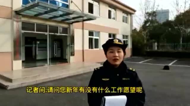 直播“卖西瓜“开“表情包罚单” 合肥“小哥哥小姐姐”城管队员巧用互联网思维服务百姓