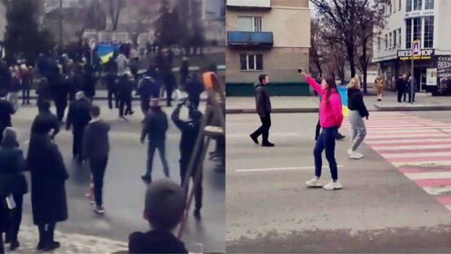 乌克兰人抗议俄军占领高喊“趁活着快回家” 士兵朝天鸣枪警告！