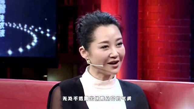 53岁许晴罕见露面,皮肤白嫩似婴儿胳膊细似筷子,扎丸子头像17岁