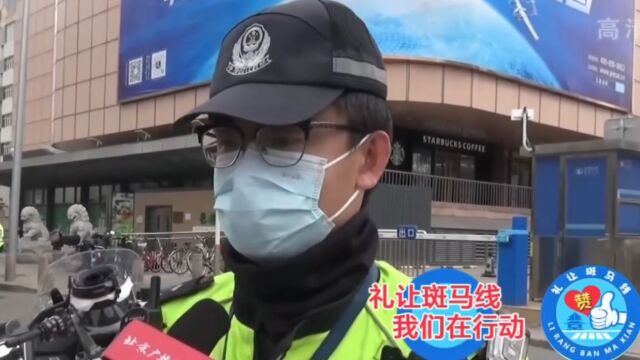 文明驾车:路口通行“车让人”,让出和谐更安全