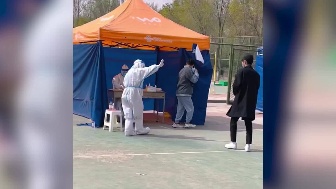 被幽默的仪式感萌化!校园核酸检测,"大白"迎来送往动作夸张又可爱