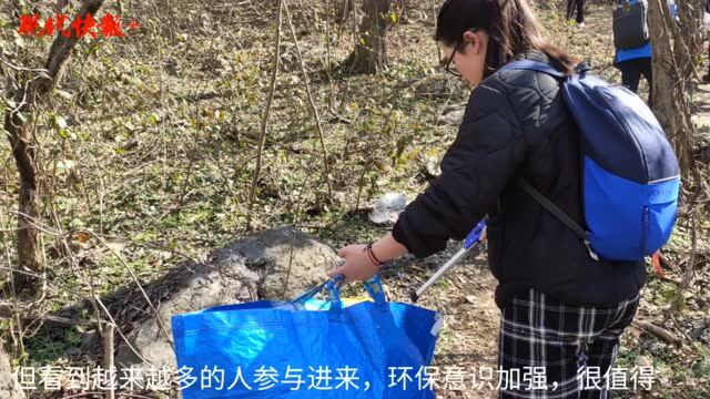 山上的别样风景!90后小伙带动500多人边爬山边捡垃圾